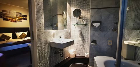 Deluxe Double Room | Bathroom | Shower, hair dryer, towels