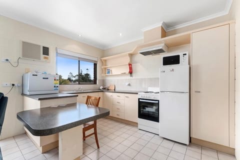 Apartment, 1 Bedroom | Private kitchen | Full-size fridge, microwave, stovetop, dishwasher