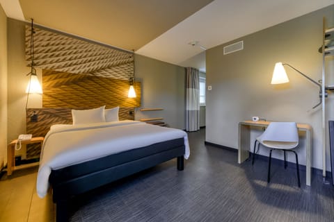 Blackout drapes, soundproofing, free cribs/infant beds, free WiFi