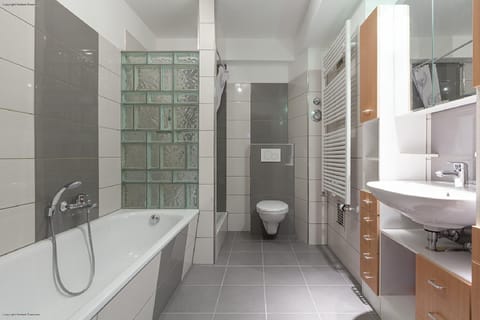 Separate tub and shower, towels