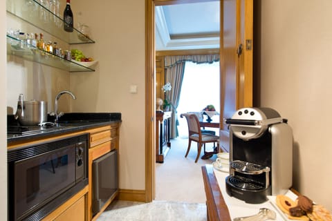 Suite, 1 King Bed (Linden) | Private kitchenette | Coffee/tea maker