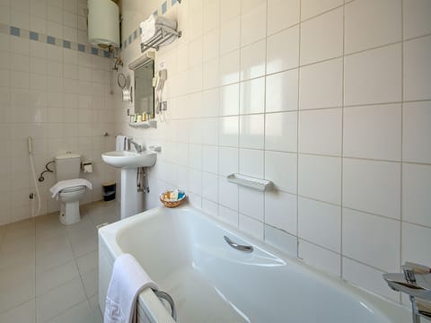 Standard Double Room | Bathroom | Free toiletries, hair dryer, towels