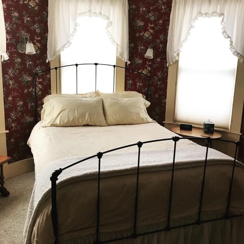 Classic Room, 1 Queen Bed | Iron/ironing board, free WiFi, bed sheets