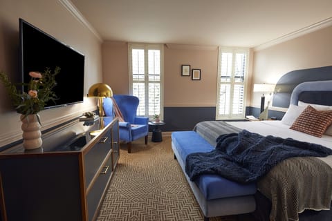 Elite Suite | Premium bedding, down comforters, pillowtop beds, free minibar items