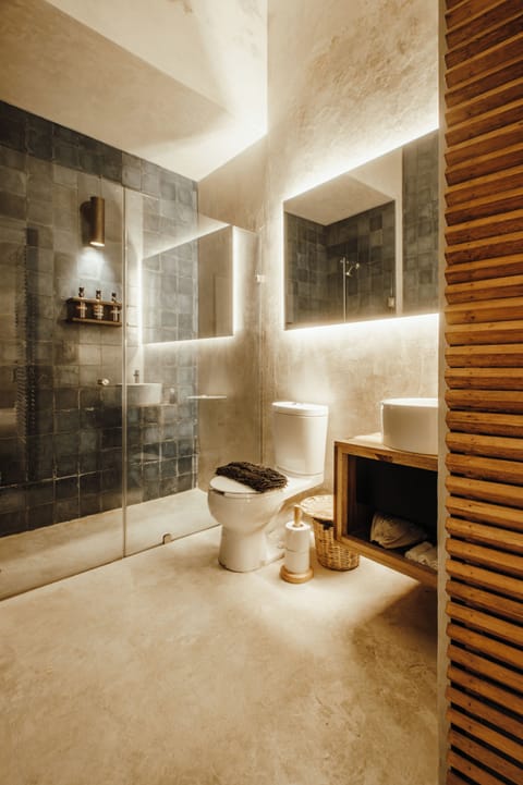 SIN SUITE | Bathroom | Shower, rainfall showerhead, free toiletries, hair dryer