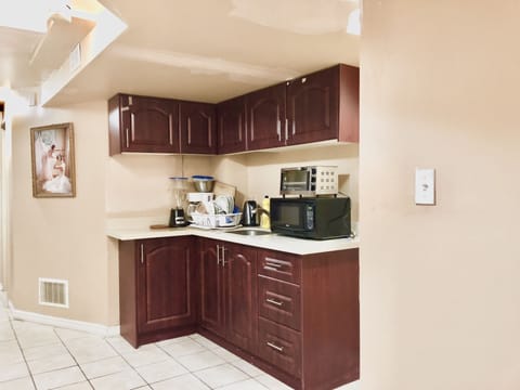 Economy Room | Shared kitchen | Fridge, microwave, oven, stovetop