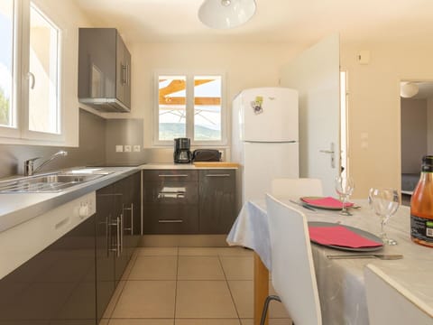 Kitchen Sink, Cabinetry, Property, Sink, Countertop, White, Wood, Interior Design, Kitchen, Window