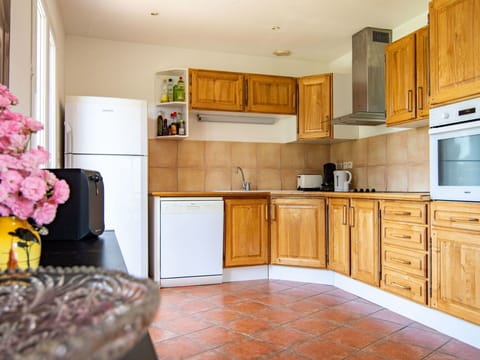 Cabinetry, Countertop, Property, Furniture, Building, Kitchen Appliance, Kitchen, Home Appliance, Interior Design, Drawer