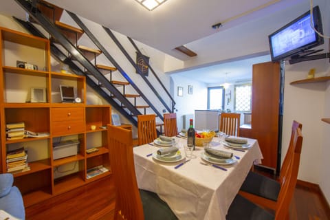 Very comfortable living room and dining area for 6