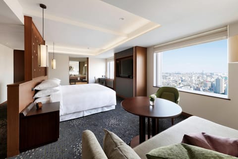 Room, 1 King Bed, View (Luxury Deluxe) | Minibar, in-room safe, desk, blackout drapes