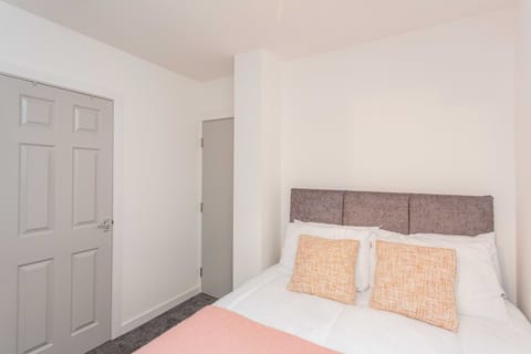 Apartment, Ensuite (Peach Suite) | 1 bedroom, free WiFi