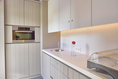 Full-size fridge, microwave, coffee/tea maker, cookware/dishes/utensils