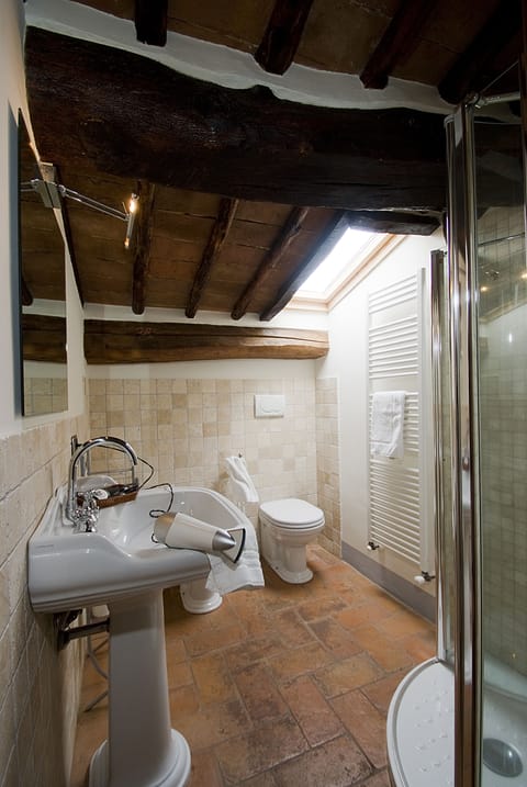 Deluxe Room, 1 Double Bed | Bathroom | Free toiletries, hair dryer, bidet, towels