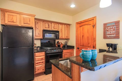 Delightful and fully stocked kitchen!