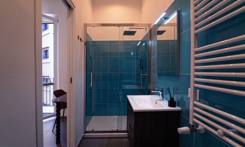 Standard Quadruple Room | Bathroom | Shower, rainfall showerhead, free toiletries, hair dryer