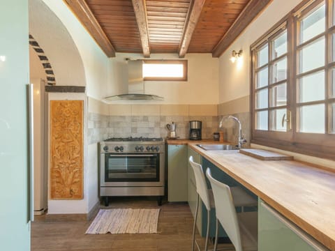 Cabinetry, Countertop, Kitchen Sink, Property, Furniture, Tap, Sink, Window, Wood, Kitchen