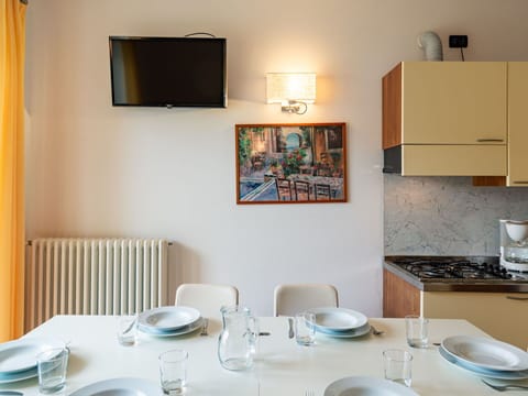 Tableware, Property, Table, Dishware, Cabinetry, Plate, Interior Design, Countertop, Kitchen Appliance, Wood