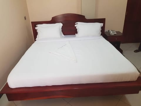 Deluxe Room, 1 King Bed, Non Smoking, City View | In-room safe, individually decorated, desk, iron/ironing board