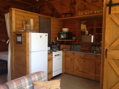 Fully equipped kitchen: sugar, salt/pepper, oil/vinegar, coffee/tea
provided.