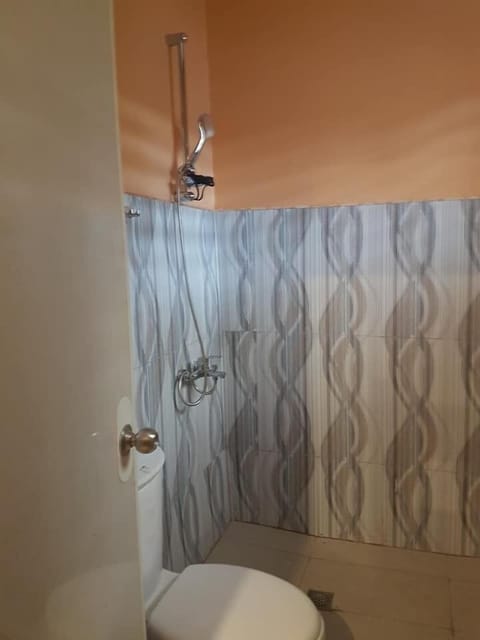 Deluxe Room | Bathroom | Shower, free toiletries, bidet, towels