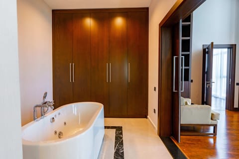 Presidential Suite | Bathroom | Shower, free toiletries, hair dryer, bathrobes