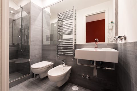 Comfort Room (Pompei) | Bathroom | Shower, bidet, towels