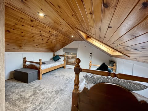 House | 5 bedrooms, premium bedding, iron/ironing board, free cribs/infant beds