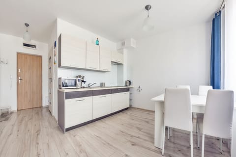 Apartment (12) | Private kitchen | Fridge, stovetop, electric kettle, cookware/dishes/utensils