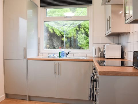 Fully fitted kitchen | Chalet 4 - Mount Hawke Holiday Bungalows, Mount Hawke, near Redruth