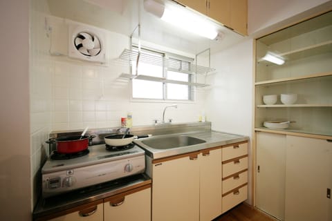 Grand Room | Private kitchen | Fridge, microwave, stovetop, cookware/dishes/utensils