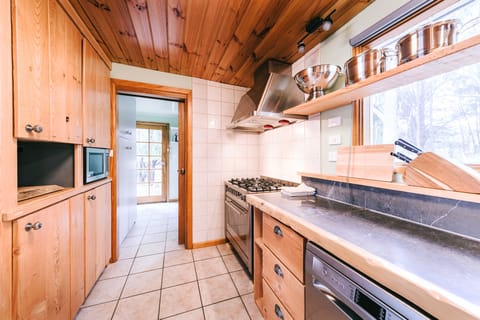 Romantic House | Private kitchen | Full-size fridge, microwave, oven, stovetop