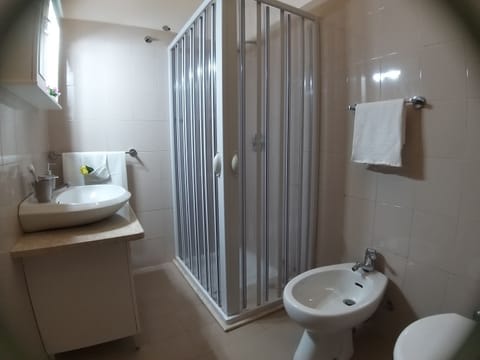 Apartment, 1 Bedroom (Musica) | Bathroom | Shower, rainfall showerhead, free toiletries, hair dryer