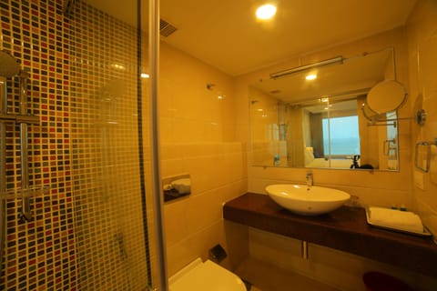 Executive Room, 1 Bedroom, Non Smoking, Sea View | Bathroom | Shower, rainfall showerhead, free toiletries, hair dryer