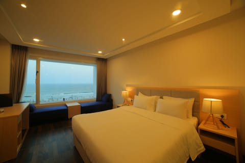 Executive Room, 1 Bedroom, Non Smoking, Sea View | Minibar, in-room safe, desk, laptop workspace