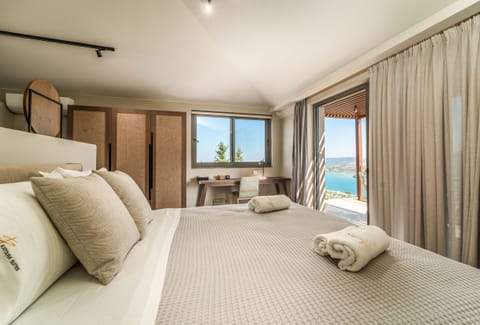 Honeymoon Penthouse, Sea View | Egyptian cotton sheets, premium bedding, Tempur-Pedic beds, minibar