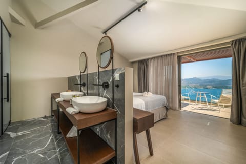 Honeymoon Penthouse, Sea View | Bathroom | Shower, free toiletries, hair dryer, bathrobes