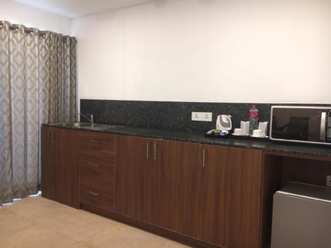 Executive Room | Private kitchenette | Coffee/tea maker, electric kettle