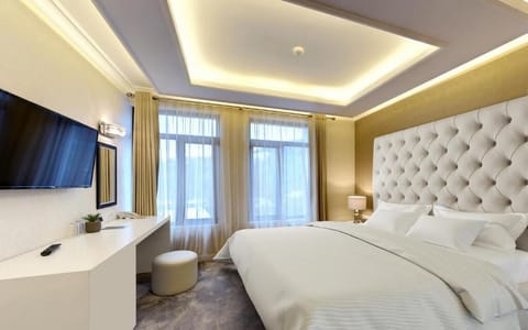 Panoramic Double Room | Minibar, in-room safe, desk, laptop workspace