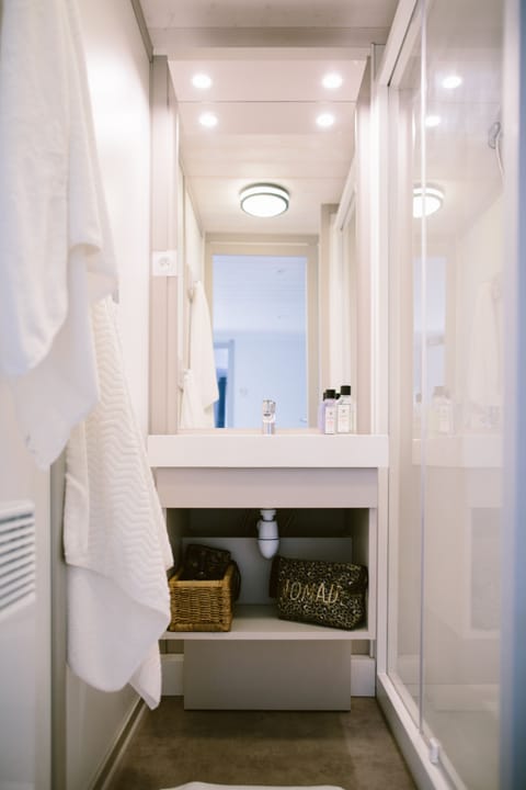 Chalet (Costa Serena) | Bathroom | Shower, hair dryer, towels, toilet paper