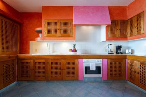 Apartment (CASITA GRANADA) | Private kitchen | Fridge, microwave, cookware/dishes/utensils, dining tables