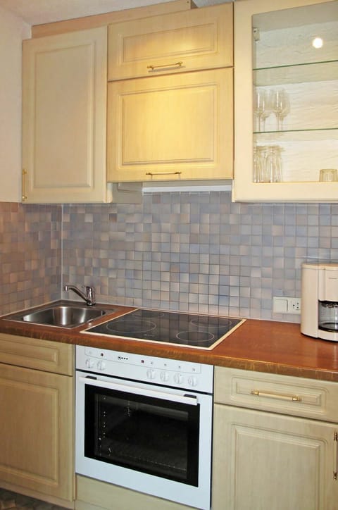 Cabinetry, Countertop, Property, Building, White, Kitchen, Wood, Kitchen Stove, Kitchen Appliance, Lighting