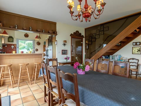 Property, Furniture, Flower, Decoration, Architecture, Wood, Picture Frame, Wall, Floor, Flooring