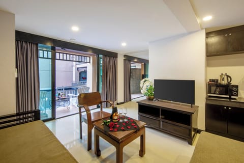 Family Suite Pool Access | Living area | 32-inch LED TV with cable channels, TV, table tennis