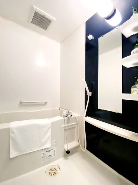 Apartment, Balcony (303) | Bathroom | Combined shower/tub, free toiletries, hair dryer, slippers