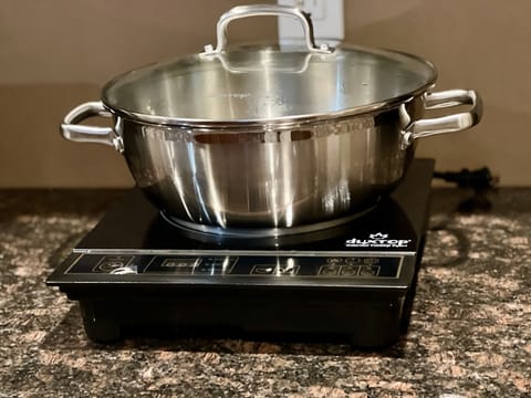 Powerful induction cooktop (1800 W) with a Luxury cooking set.