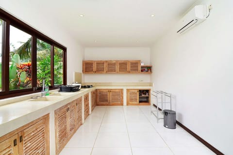 Villa (4 Bedrooms) | Private kitchen | Microwave, oven, stovetop, dishwasher