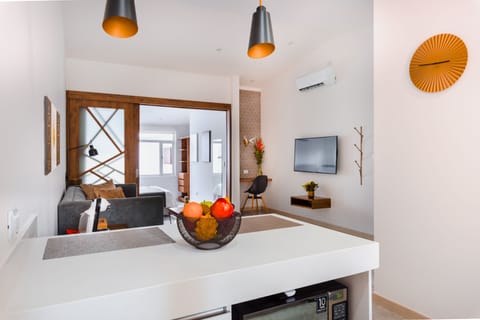Elite Studio Suite, 1 Bedroom, Kitchen | Living area | Smart TV, Netflix, heated floors, streaming services