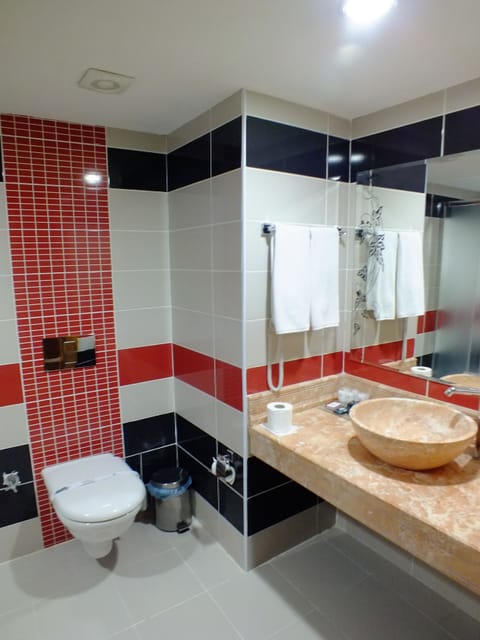 Superior Double or Twin Room, 1 Bedroom, Smoking | Bathroom | Combined shower/tub, jetted tub, designer toiletries, hair dryer