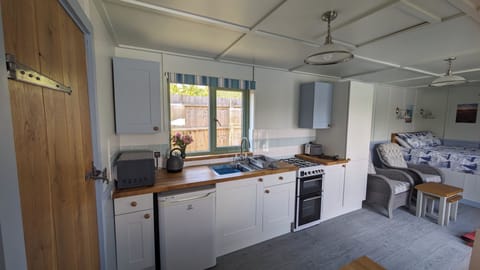 Linnet | Private kitchen | Full-size fridge, oven, stovetop, electric kettle