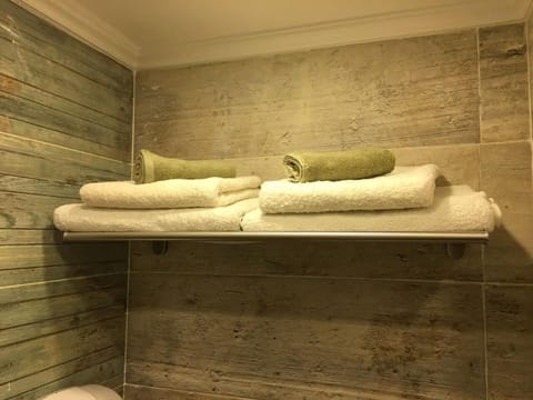 Superior Single Room, Private Bathroom | Bathroom | Free toiletries, hair dryer, towels, soap
